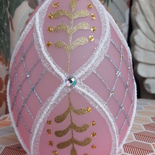 36 - uovo in vetro rosa decorato a mano con led. h. 20 diam. 14