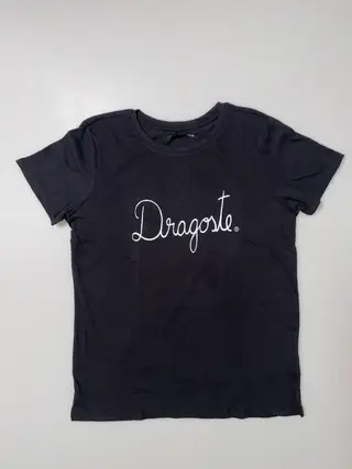 Tricou negru de femei scris cu Dragoste albă