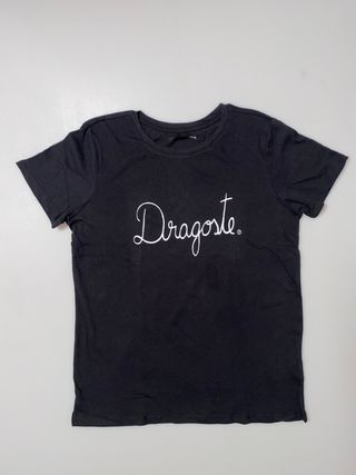 Tricou negru de femei scris cu Dragoste albă