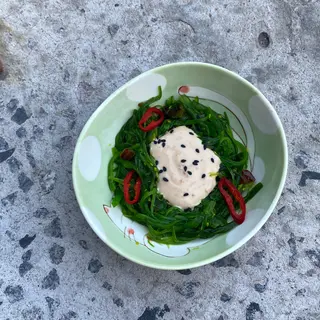 Вакаме з горіховим соусом (100г)