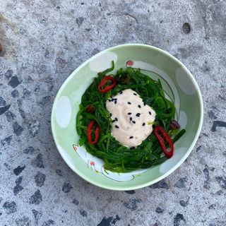 Вакаме з горіховим соусом (100г)