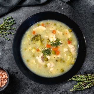 Pileća krem čorba sa povrćem i piletinom