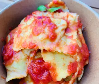 Ravioli di ricotta e spinaci con pomodoro