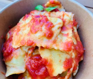 Ravioli di ricotta e spinaci con pomodoro
