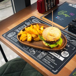 Classic burger i pekarski krompir