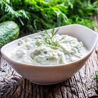 Снежанка с кисели краставички (200г)