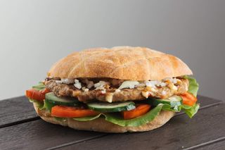 Gurmanska pljeskavica + pomfrit + Coca-Cola