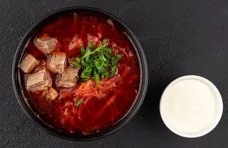 Borş rosu cu carne de vită și smântână
