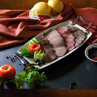 Ассорти мясных деликатесов