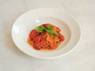 Спагеті з томатами, базиліком та лимоном