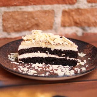 Tarta De Mango Y Maracuyá Cubierta De Chocolate Blanco