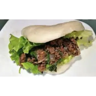 P18. Pangbao De Pollo Relleno Cebolla Y Lechuga