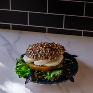 Bun Mozarela e Pesto