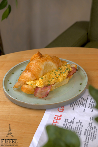 Croissants Ovos Mexidos Bacon