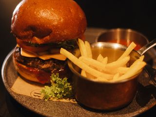 Бургер з котлетою з яловичини (320/100/50г)