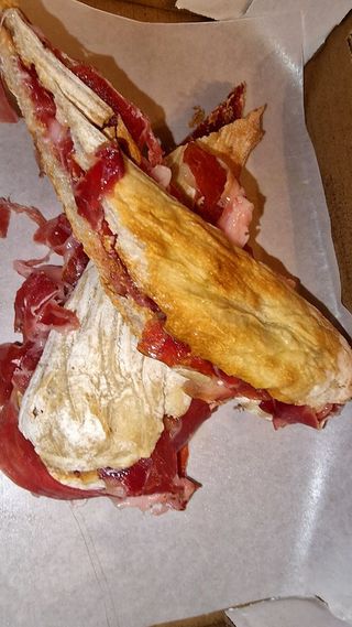 Bocadillo De Jamón Ibérico Y Tomate