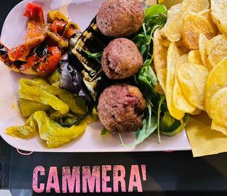 Polpette fritte con contorno a scelta e chips di patate