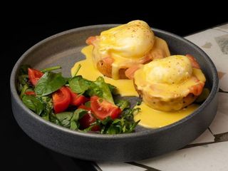 ЯЙЦЯ БЕНЕДИКТ ЗІ СЛАБОСОЛЕНИМ ЛОСОСЕМ