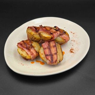 Печена картопля в беконі