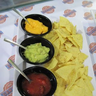 Nachos Tríos Salsas