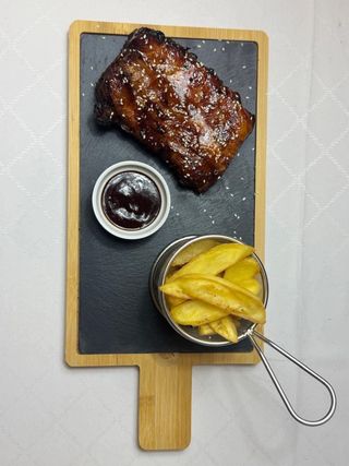 Coaste marinate cu cartofi pai + sos la alegere