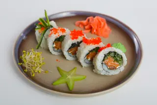 Uramaki Łosoś i kawior masago