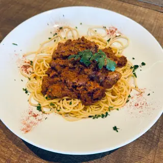 Espaguetis  a la boloñesa con queso parmesano 