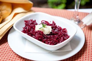 Salată de sfeclă roșie cu hrean