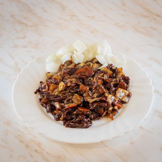 T16 - Teletina sa crnim lukom i povrćem