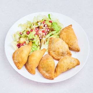 Pierogi arabskie -Sambousek z serem arabskim i halloumi