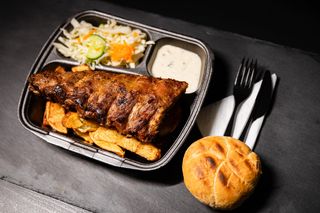 Meniu coasta de porc BBQ (~800g) + desert chec  (60g)