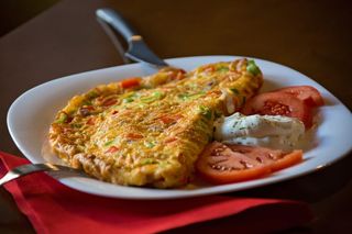 Omlet sa lukom, paradajzom i paprikom