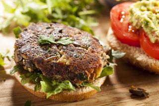 Vegan burger al piatto composto da 2 hamburger vegani accompagnati