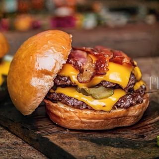 არიქას საფირმო ორმაგი ბეკონ ჩიზი