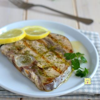 Pesce spada alla griglia marinato al limone con cotorno