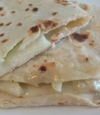 Piadina con gorgonzola, mozzarella, pomodoro fresco e salsa speciale