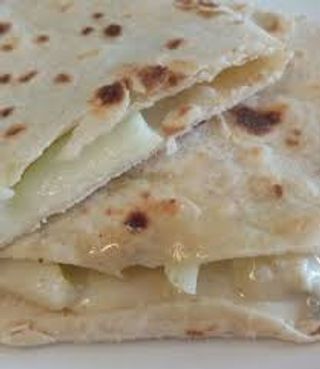 Piadina con gorgonzola, mozzarella, pomodoro fresco e salsa speciale