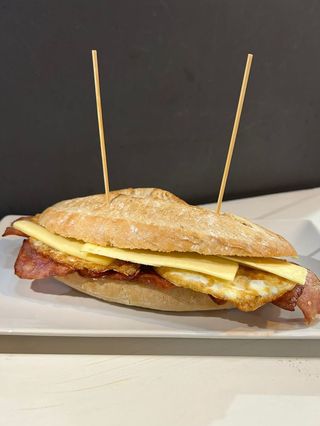 Bocao De Jamón Serrano Con Queso Y Salsa Tomate