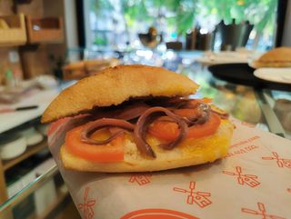 Pitufo Anchoas con tomate y queso