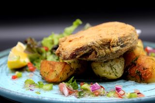 Пържен сом със сотирани картофи (350г)