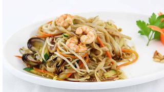 67. Spaghetti di riso con frutti di mare