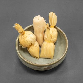 Hallaquita o bollito con torrezno/chicharrón (1 ud.)