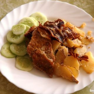 Schab bity z boczkiem,ziemniaki,surówka