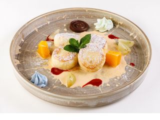 Сирники з родзинками, йогуртом та ягодами (230г)