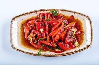 Salată de ardei copți cu rondele de usturoi