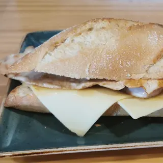 Bocata De Pollo Y Queso