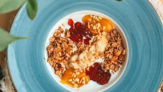 Гранола с манго,бананом и орешками