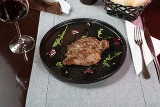 Ceafa de porc la gratar cu garnitura la alegere