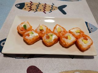 Rollito Fresco Con Salmón flambeado Y Queso (8 Pzs.)