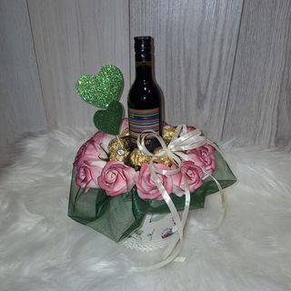 Аранжировка с рози, ВИНО И БОНБОНИ
